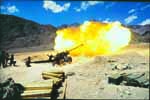 Indian army soldiers fire Bofors gun during Kargil conflict / Kargil War